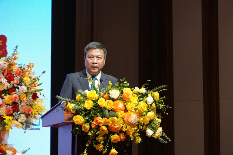 Tiến sỹ, Bác sỹ cao cấp Nguyễn Thế Anh, giám đốc Bệnh viện Hữu Nghị triển khai hội nghị khoa học tập trung vào các yếu tố then chốt trong quản lý người bệnh cao tuổi.