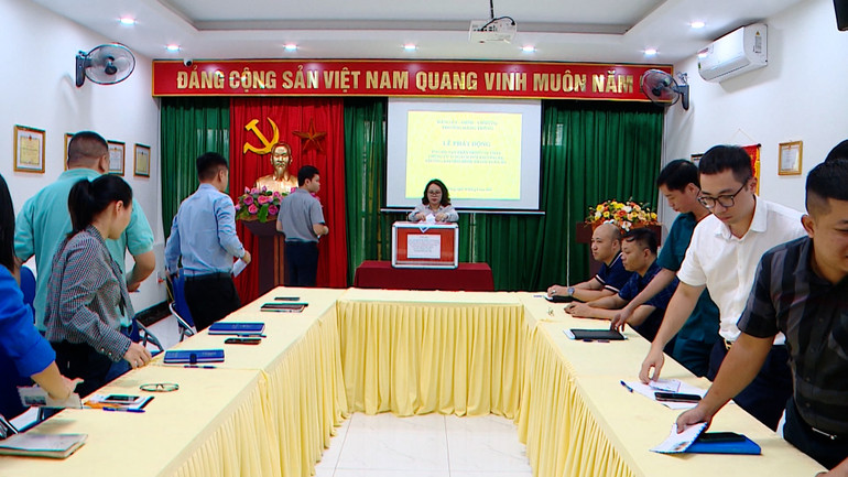 Các cán bộ phường Hàng Trống tổ chức hoạt động ủng hộ nạn nhân vụ cháy.