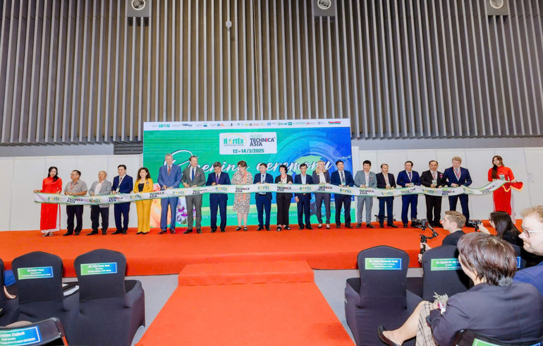 Thứ trưởng Nông nghiệp và Môi trường Trần Thanh Nam cùng Ban tổ chức và các đơn vị đồng hành khai mạc triển lãm.