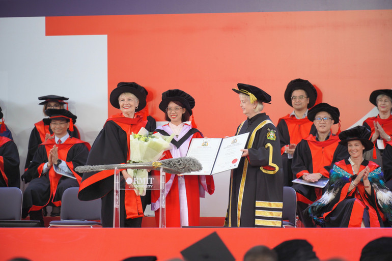 Tiến sĩ Danh dự ngành Kinh doanh từ Đại học RMIT Đặng Thị Hương chia sẻ câu chuyện vượt lên những khó khăn để thay đổi bản thân.