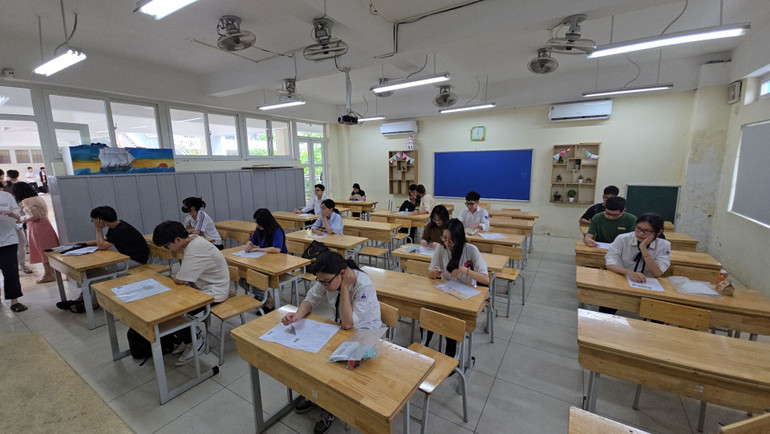 Thủ đô Hà Nội có số lượng thí sinh đông nhất cả nước với hơn 109.000 em, dự thi tại 4.500 phòng thi. Thủ đô Hà Nội có số lượng thí sinh đông nhất cả nước với hơn 109.000 em, dự thi tại 4.500 phòng thi.