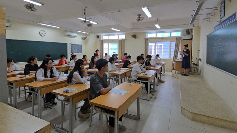 Năm nay, có hơn một triệu thí sinh cả nước có mặt tại gần 2.300 trường học để làm thủ tục thi tốt nghiệp THPT 2024. Đây là kỳ thi cuối cùng với 6 môn theo chương trình phổ thông cũ. Năm nay, có hơn một triệu thí sinh cả nước có mặt tại gần 2.300 trường học để làm thủ tục thi tốt nghiệp THPT 2024. Đây là kỳ thi cuối cùng với 6 môn theo chương trình phổ thông cũ.