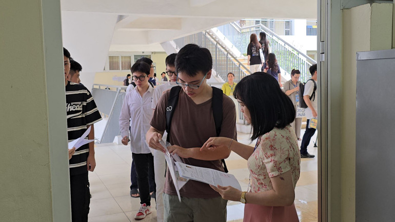 Để phục vụ cho kỳ thi tốt nghiệp THPT 2024, thành phố Hà Nội bố trí khoảng 16.000 cán bộ, giáo viên, nhân viên tham gia kỳ thi. Để phục vụ cho kỳ thi tốt nghiệp THPT 2024, thành phố Hà Nội bố trí khoảng 16.000 cán bộ, giáo viên, nhân viên tham gia kỳ thi.