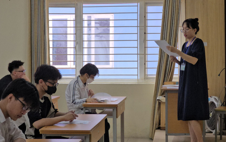 Hai ngày thi chính của kỳ thi tốt nghiệp THPT Quốc gia diễn ra vào 27 và 28/6. Ngày 29 sẽ là buổi thi dự phòng. Hai ngày thi chính của kỳ thi tốt nghiệp THPT Quốc gia diễn ra vào 27 và 28/6. Ngày 29 sẽ là buổi thi dự phòng.