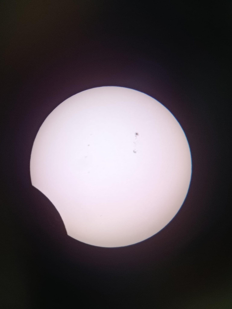 Được biết lần nhật thực này, tại Việt Nam chỉ có một số tỉnh, thành phố thuộc khu vực phía Nam mới có thể quan sát được với tỷ lệ che phủ khá thấp. (Ảnh: Lê Anh Hoàng - Bình Dương)