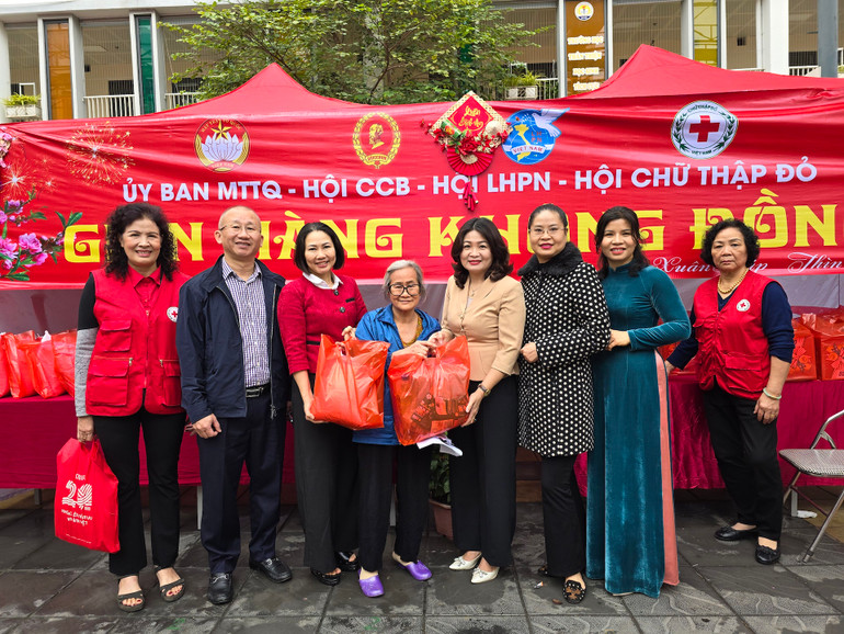 Lãnh đạo phường Giảng Võ tặng những món quà 0 đồng cho người dân có hoàn cảnh khó khăn trên địa bàn.