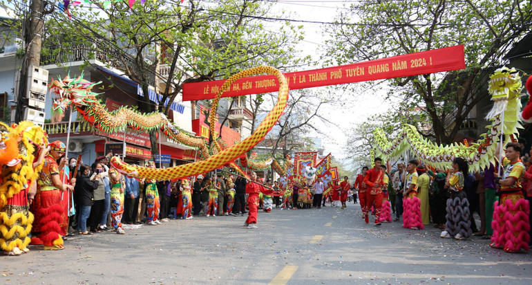 Năm rồng nên không thể thiếu màn rước rồng trên các con phố.