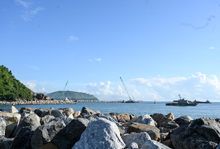 Dự án gồm đê và kè chắn sóng, luồng tàu, hạ tầng kỹ thuật kết nối khả năng đáp ứng cho các tàu tổng hợp, hàng rời trước mặt trọng tải đến 100.000 tấn, tàu container có sức chứa 6.000-8.000 TEU.