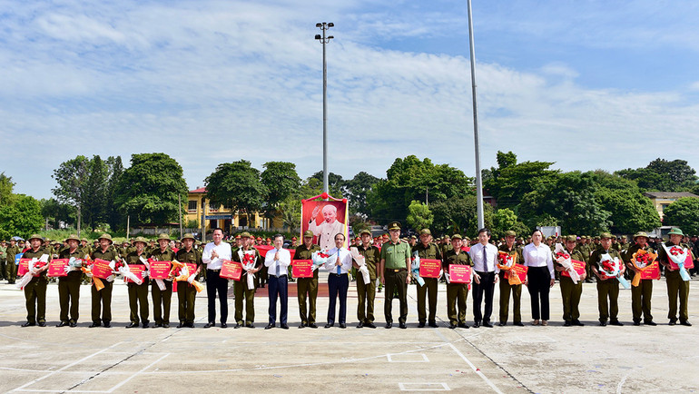 Các đồng chí lãnh đạo tỉnh và lãnh đạo thành phố Tuyên Quang tặng hoa lực lượng tham gia bảo vệ an ninh, trật tự ở cơ sở.