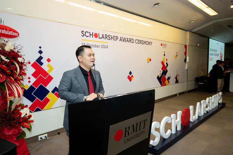 Giám đốc phụ trách sinh viên, Phó giáo sư Seng Kiat Kok phát biểu khai mạc Lễ Trao học bổng.