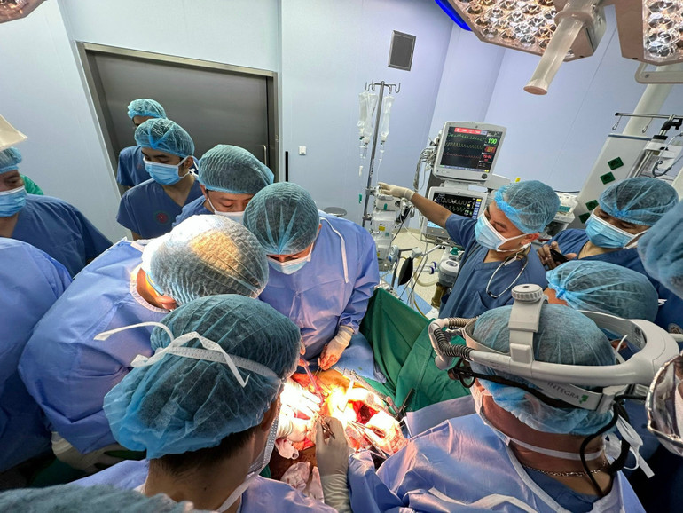 Ca phẫu thuật kéo dài 4 tiếng đồng hồ.