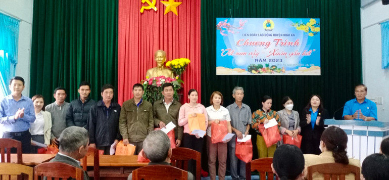 Liên đoàn Lao động huyện Vân Canh tổ chức Chương trình Tết sum vầy – Xuân gắn kết năm 2023 cho cán bộ, công nhân viên chức người lao động có hoàn cảnh khó khăn trên địa bàn.