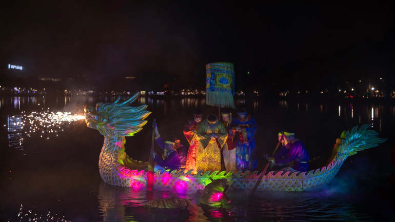 Phân đoạn vua Lê Lợi dạo chơi trên thuyền, rùa vàng nổi lên đòi gươm mà Long Vương cho mượn để đánh đuổi quân Minh xâm lược. Phân đoạn vua Lê Lợi dạo chơi trên thuyền, rùa vàng nổi lên đòi gươm mà Long Vương cho mượn để đánh đuổi quân Minh xâm lược.