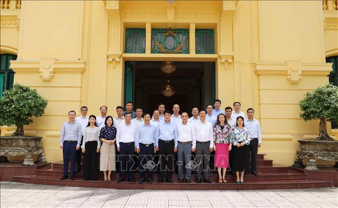 Đồng chí Lương Cường, Ủy viên Bộ Chính trị, Thường trực Ban Bí thư và các đại biểu dự buổi làm việc. Ảnh: TTXVN Đồng chí Lương Cường, Ủy viên Bộ Chính trị, Thường trực Ban Bí thư và các đại biểu dự buổi làm việc. Ảnh: TTXVN