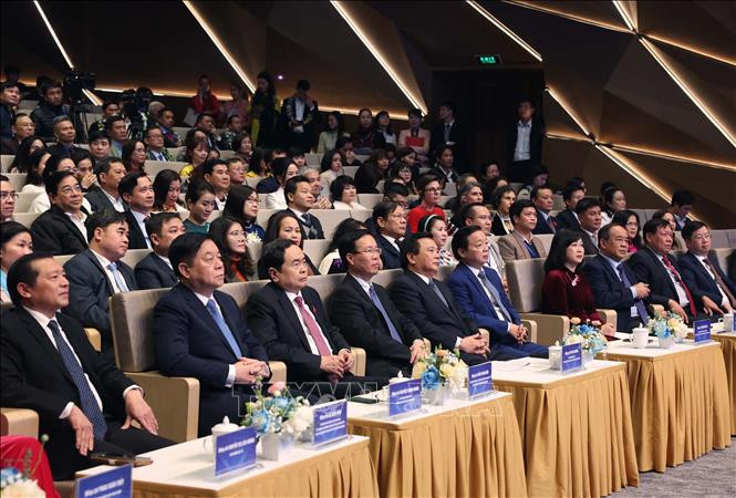 Chủ tịch nước Võ Văn Thưởng và các đại biểu tham dự Chương trình Tôn vinh Thầy thuốc Việt Nam và trao giải cuộc thi viết “Sự hy sinh thầm lặng” lần VI. (Ảnh TTXVN)