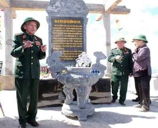 Trung tướng Nguyễn Quốc Thước và vợ chồng Trung tướng Khuất Duy Tiến thăm CCB xây dựng nhà bia tưởng niệm trên đỉnh 1015. Trung tướng Nguyễn Quốc Thước và vợ chồng Trung tướng Khuất Duy Tiến thăm CCB xây dựng nhà bia tưởng niệm trên đỉnh 1015.