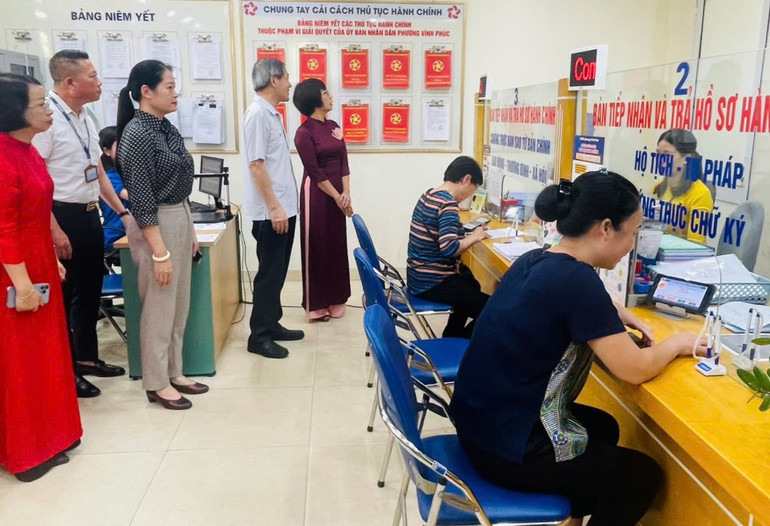 Chuyển đổi số giúp nhiều thủ tục được thực hiện một cách dễ dàng, cải thiện môi trường hành chính. Chuyển đổi số giúp nhiều thủ tục được thực hiện một cách dễ dàng, cải thiện môi trường hành chính.