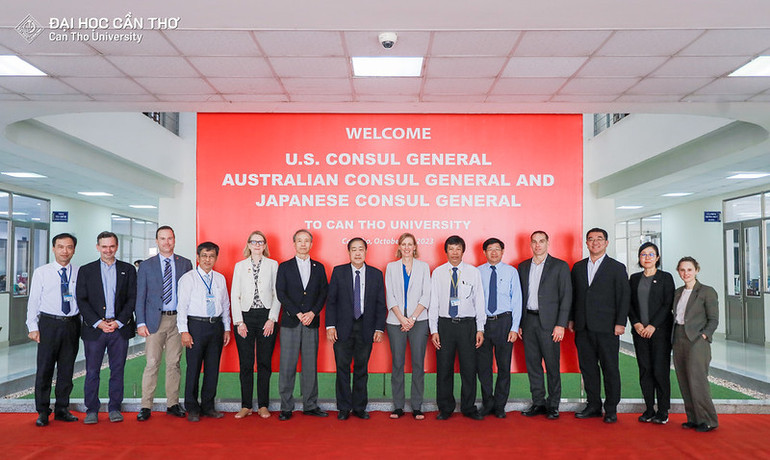 Các Tổng lãnh sự cùng thăm trường Đại học Cần Thơ