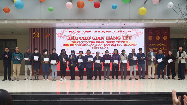 Nhiều phần quà hỗ trợ được trao tặng tới người dân tại chương trình.