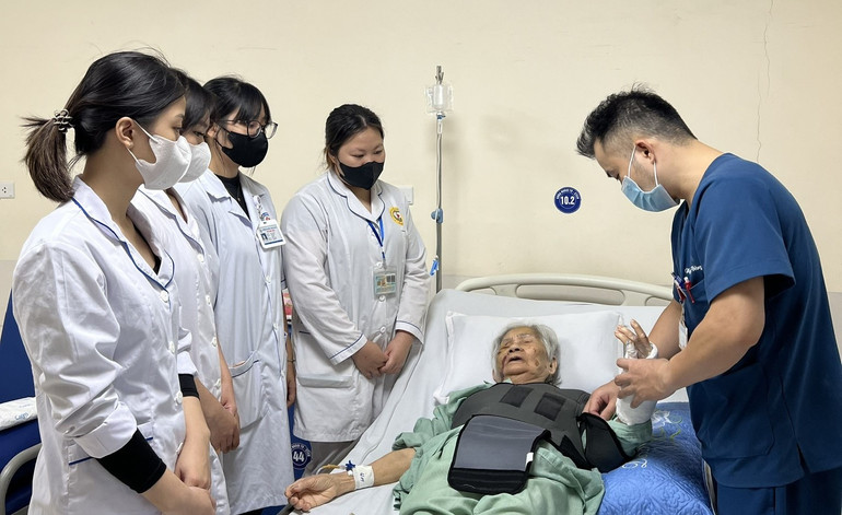 Thủ tục và chuyên môn y tế cần được tách biệt để không gây ảnh hưởng tới quá trình khám chữa bệnh.