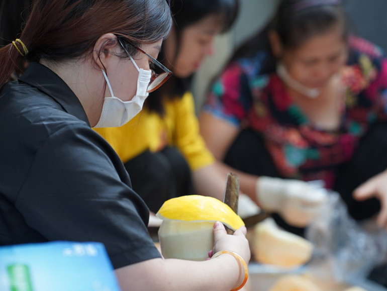 ... mỗi người một tay giúp đỡ nhau khi hoạn nạn.