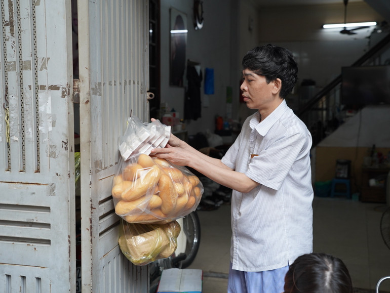 Anh Hà Quang Trung, người dân tại ngõ 29/70 cùng bà con chuẩn bị những suất ăn nhẹ.