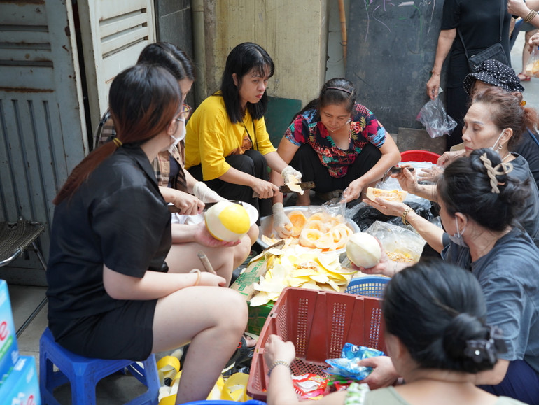 Cộng đồng dân cư tại đây cùng nhau ủng hộ đồ ăn, thực phẩm