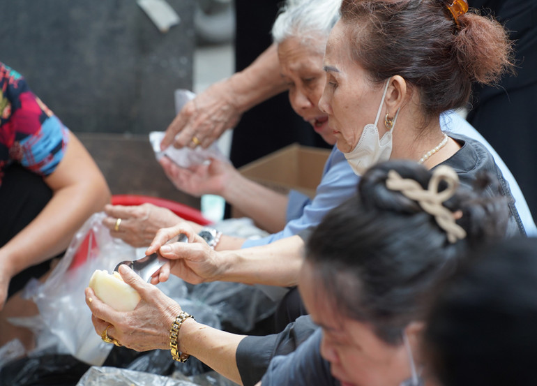 Người dân tiếp sức lực lượng chức năng trong vụ cháy chung cư mini tại Thanh Xuân ảnh 7