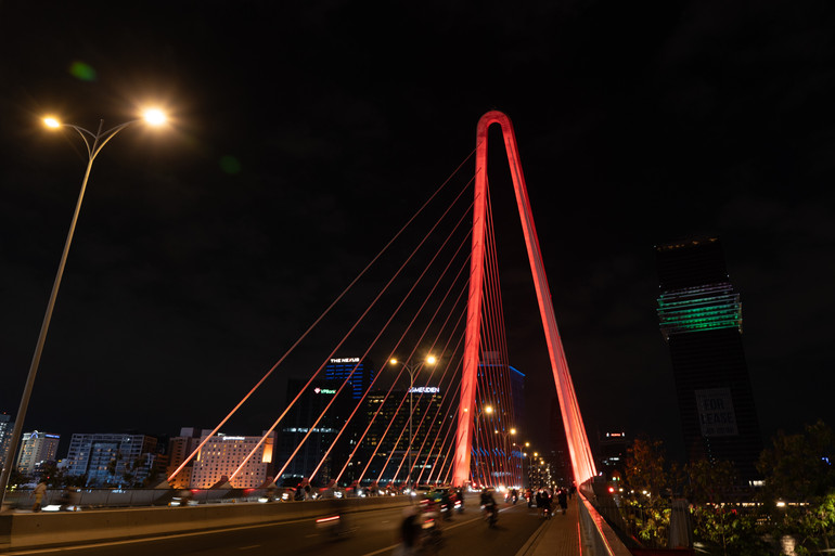 Công nghệ LED giúp tiết kiệm năng lượng mà vẫn bảo đảm độ sáng ban đêm, đồng thời cho phép thay đổi màu sắc của cầu Ba Son theo thời điểm.