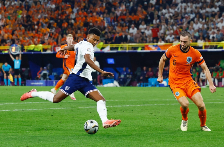 Ollie Watkins dứt điểm chéo góc giúp tuyển Anh vượt qua Hà Lan. (Ảnh: Reuters) Ollie Watkins dứt điểm chéo góc giúp tuyển Anh vượt qua Hà Lan. (Ảnh: Reuters)