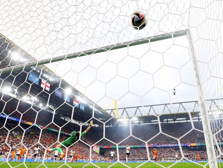 Tuyển Anh bị Hà Lan dẫn bàn từ sớm sau sai lầm của D. Rice. (Ảnh: Reuters) Tuyển Anh bị Hà Lan dẫn bàn từ sớm sau sai lầm của D. Rice. (Ảnh: Reuters)