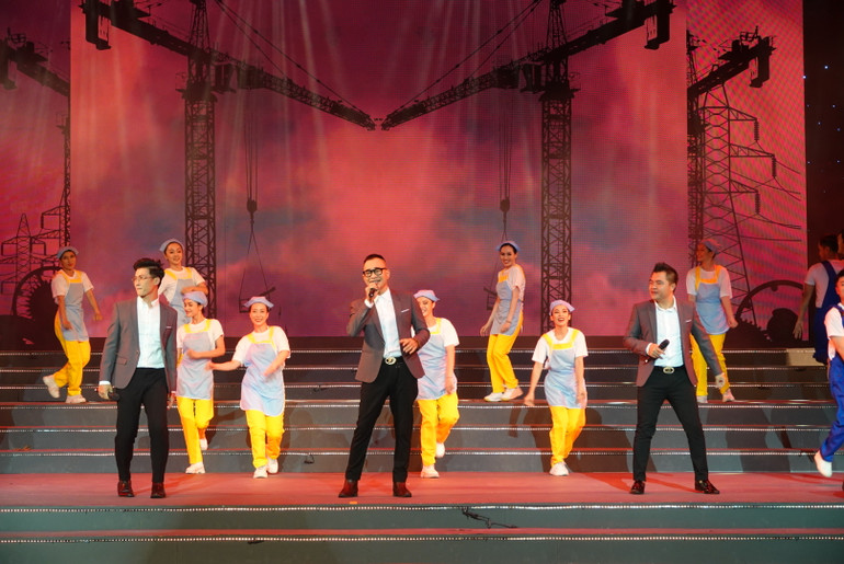 Nhóm MTV biểu diễn trong chương trình.