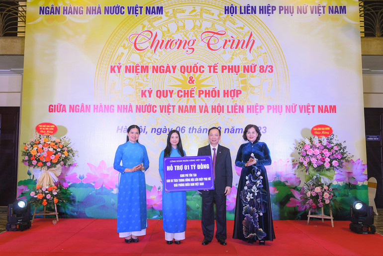 Phó Thống đốc Thường trực Ngân hàng Nhà nước Đào Minh Tú trao tặng 1 tỷ đồng kinh phí hỗ trợ tôn tạo khu di tích Trung ương Hội Liên hiệp phụ nữ giải phóng miền Nam.