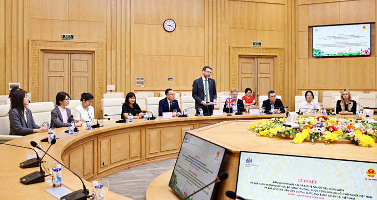 Đại sứ Anh tại Việt Nam Iain Frew cam kết Vương quốc Anh sẽ hỗ trợ Việt Nam cải thiện môi trường kinh doanh, đặc biệt trong những lĩnh vực như bảo vệ người tiêu dùng, cải cách hành chính, chuyển đổi số.