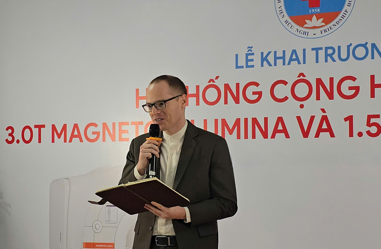 Ông Fabian Martin Singer, Tổng giám đốc Siemens Healthineers Việt Nam chia sẻ về ứng dụng AI trong máy chụp cộng hưởng từ giúp nâng cao hiệu quả y tế.