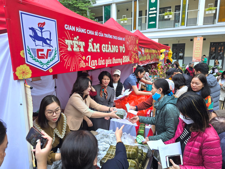 Những món quà với giá trị thiết thực giúp không khí xuân mới trở nên ấm áp hơn.