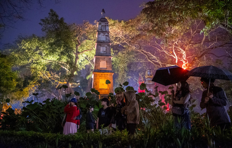 Dù mưa lạnh nhưng sự quan tâm từ người xem luôn ấm nóng. Dù mưa lạnh nhưng sự quan tâm từ người xem luôn ấm nóng.