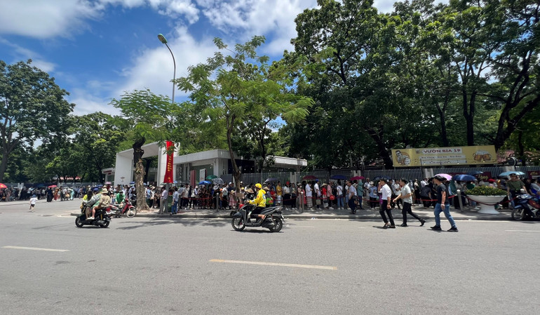 Người dân xếp hàng vào Lăng Bác kéo dài trên nhiều tuyến phố.