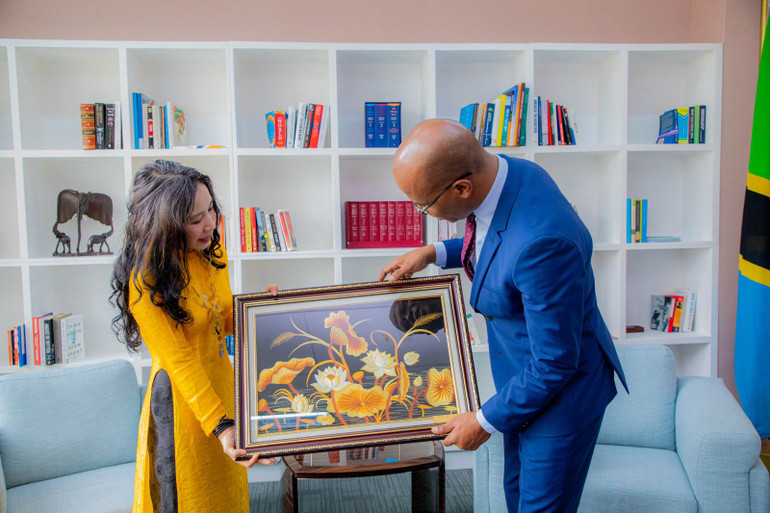 Đại sứ Vũ Thanh Huyền trao tặng Bộ trưởng Ngoại giao Tanzania - January Jusuf Makamba bức tranh hoa sen từ Việt Nam. Đại sứ Vũ Thanh Huyền trao tặng Bộ trưởng Ngoại giao Tanzania - January Jusuf Makamba bức tranh hoa sen từ Việt Nam.