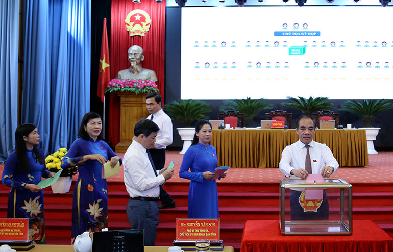 Các đại biểu bỏ phiếu tín nhiệm đối với các chức danh do Hội đồng nhân dân tỉnh nhiệm kỳ 2021-2026 bầu theo quy định.