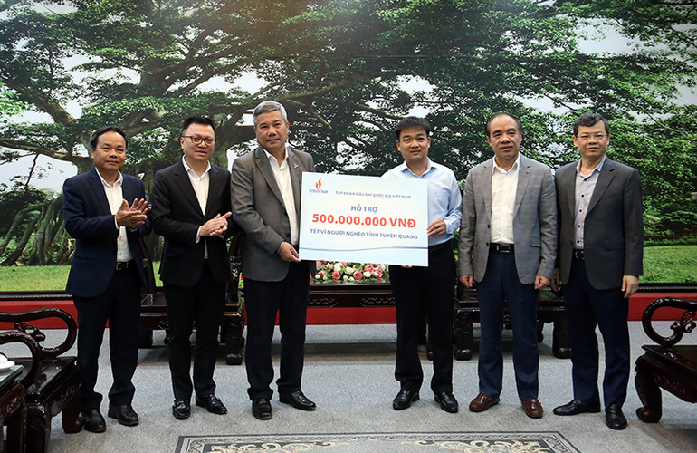 Lãnh đạo Tập đoàn dầu khí Việt Nam trao ủng hộ 500 triệu đồng cho quỹ Tết vì người nghèo tỉnh Tuyên Quang.