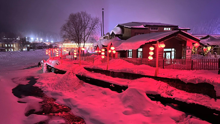 Hình ảnh "ma mị" giữa ánh sáng đỏ và màu trắng của tuyết. Hình ảnh "ma mị" giữa ánh sáng đỏ và màu trắng của tuyết.