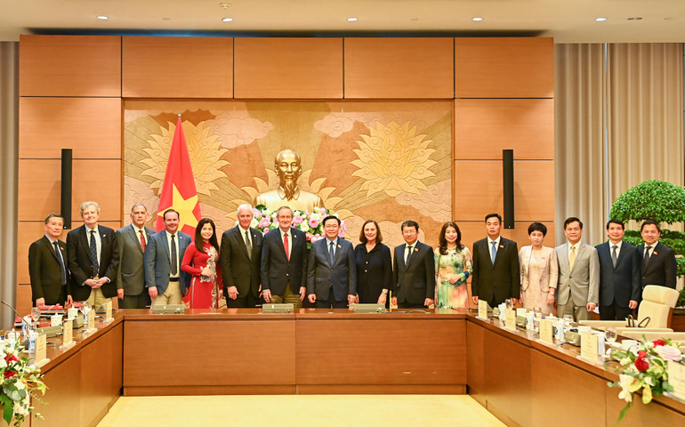 Chủ tịch Quốc hội Vương Đình Huệ chụp ảnh lưu niệm với Đoàn Nghị sĩ Quốc hội Hoa Kỳ và các đại biểu.