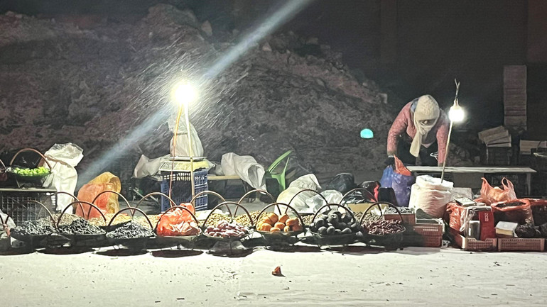 Người dân buôn bán khi tuyết và gió cùng "hòa tấu". Người dân buôn bán khi tuyết và gió cùng "hòa tấu".