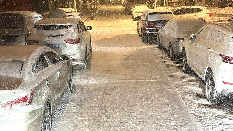 Các phương tiện dưới trời tuyết rơi. Các phương tiện dưới trời tuyết rơi.