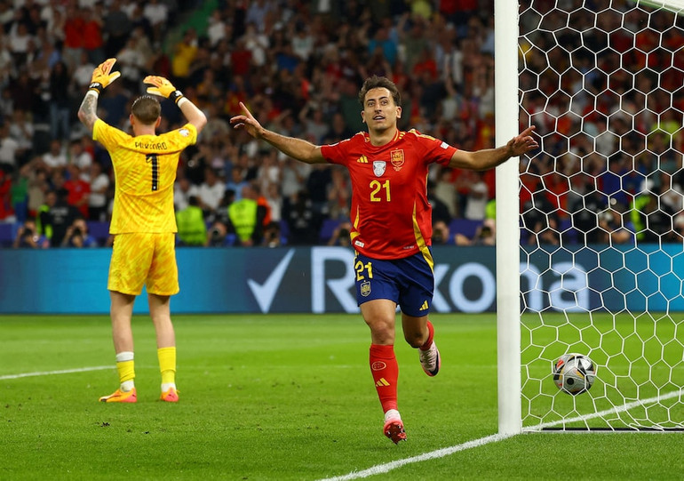 Mikel Oyarzabal và màn ăn mừng.