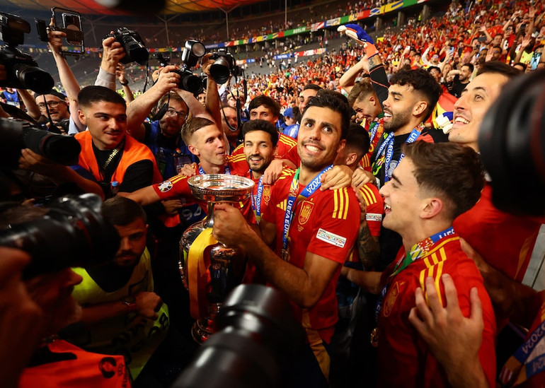 Rodri, Jesus Navas và Dani Olmo cùng các đồng đội ăn mừng với tư cách Tân vương.