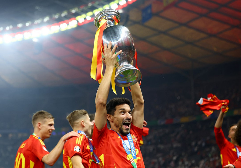 Jesus Navas cùng chiếc cúp bạc.