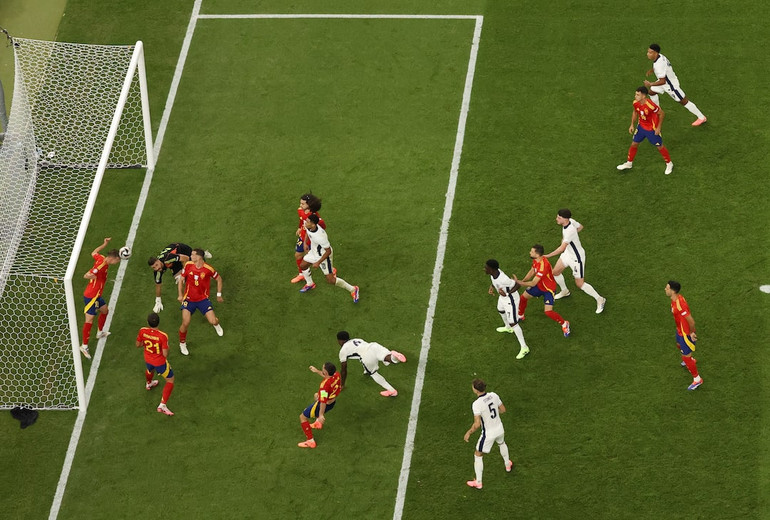 Dani Olmo bên phía Tây Ban Nha cản phá cú dứt điểm của Marc Guehi.