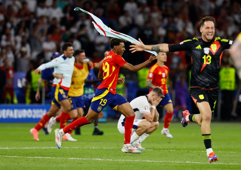 Lamine Yamal ăn mừng chiến thắng.